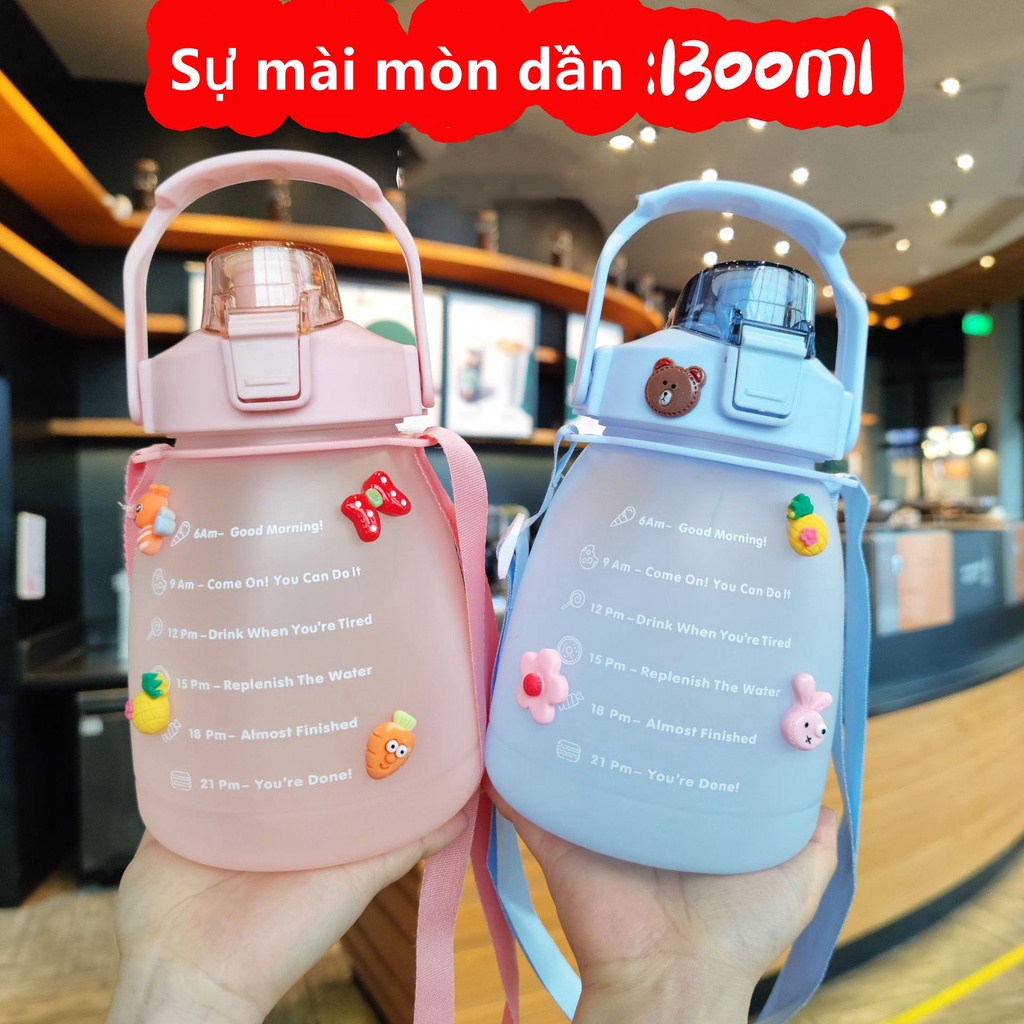 Bình Đựng Nước Cute Chia Vạch Nhắc Giờ Uống Nước Có Dây Đeo 1300ml Hàng Loại 1 - Chính Hãng 