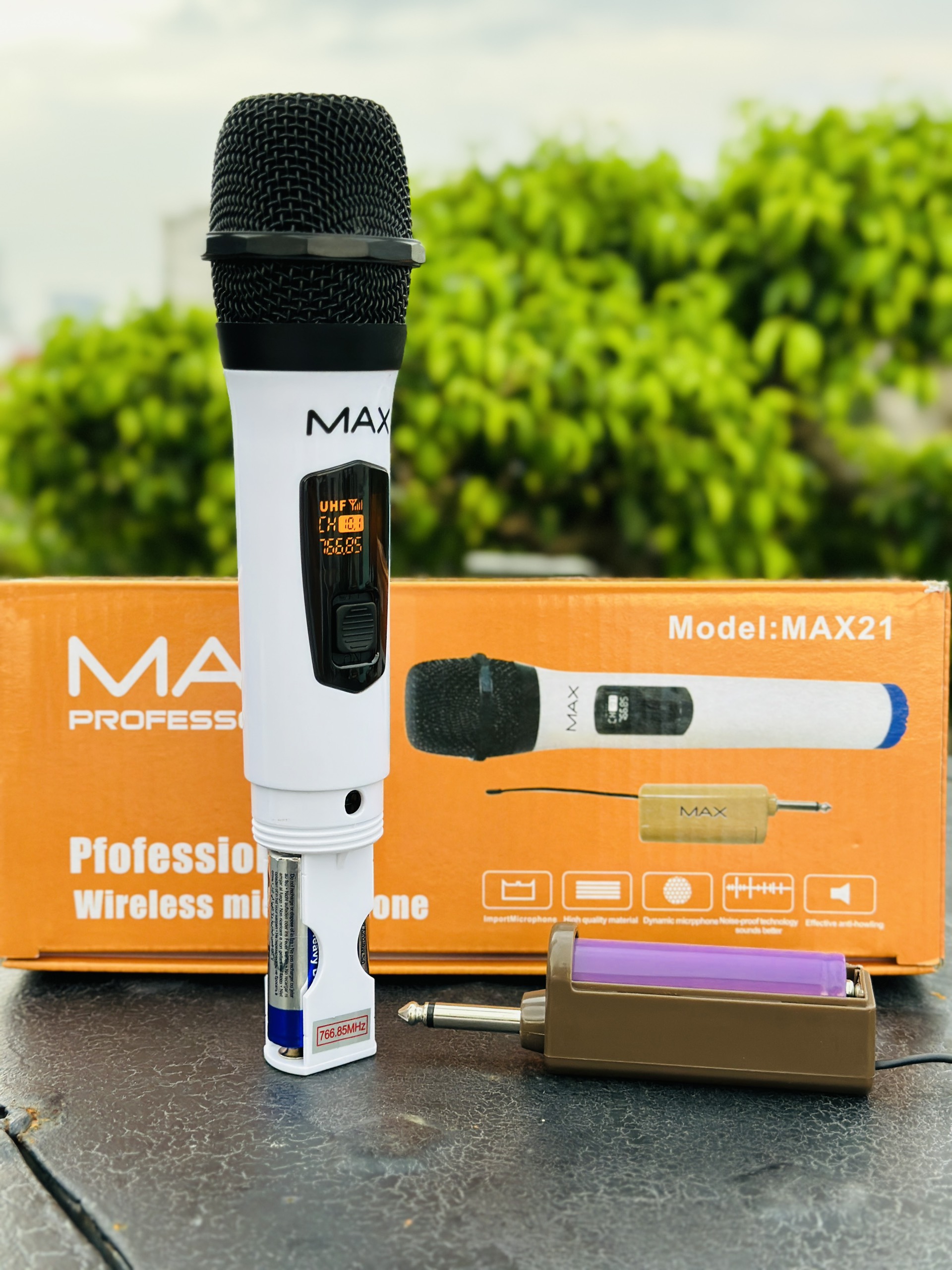 Hình ảnh Micro không dây đa năng Max 21 - Micro không dây giá tốt, sử dụng cho mọi loại thiết bị âm thanh - Micro dành cho loa kéo, loa bluetooth, amply - Màn hình Led hiển thị thông số - Âm thanh cực hay, giá cực rẻ - Hàng nhập khẩu