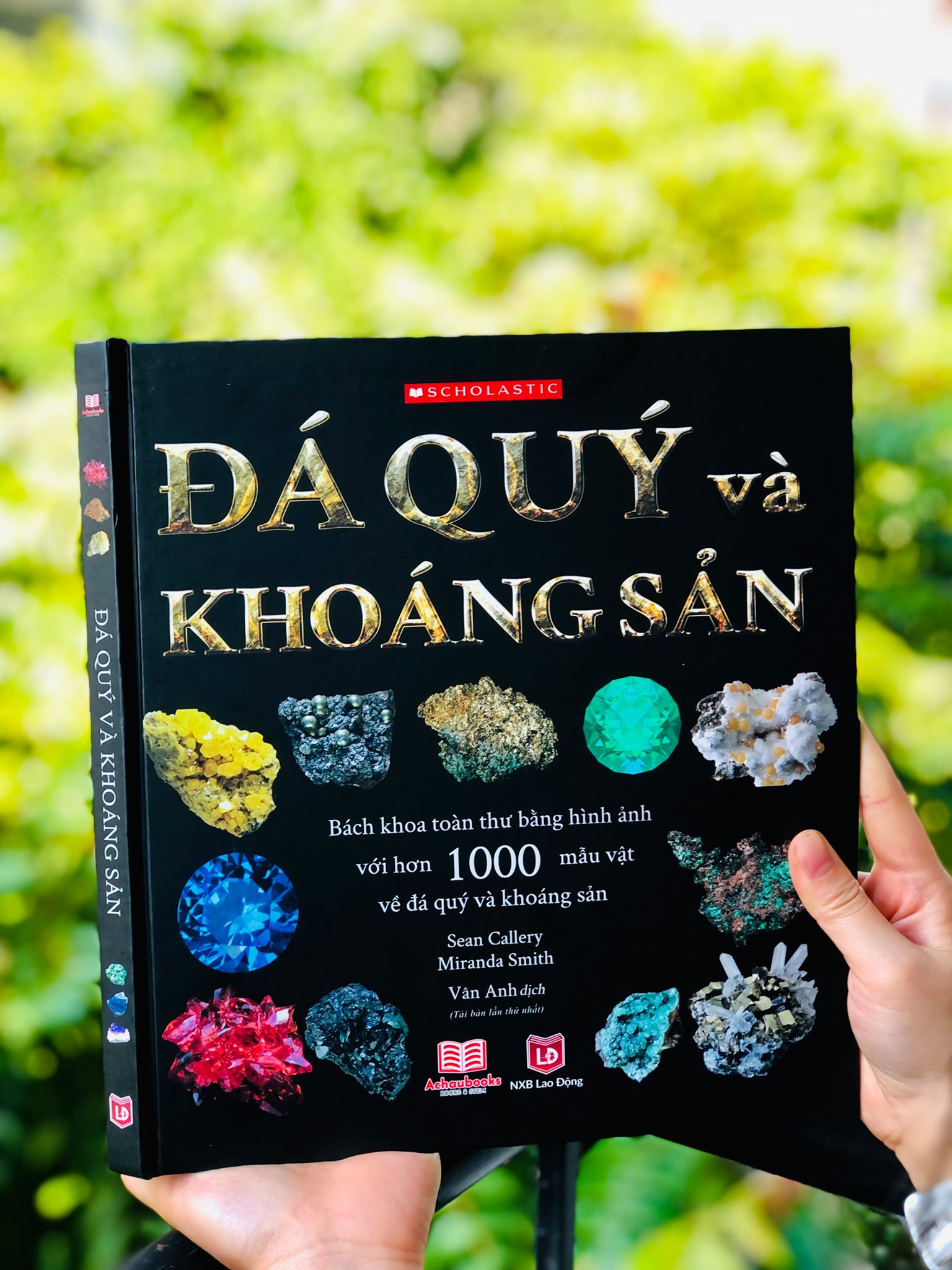 Sách Bách Khoa Toàn Thư - Đá Quý Và Khoáng Sản - Bách Khoa Toàn Thư Bằng Hình Ảnh, Tổng Hợp Kiến Thức Hơn 1000 Mẫu Vật Đá Quý Và Khoáng Sản Trên Thế Giới - Á Châu Books, Bìa Cứng, In Màu