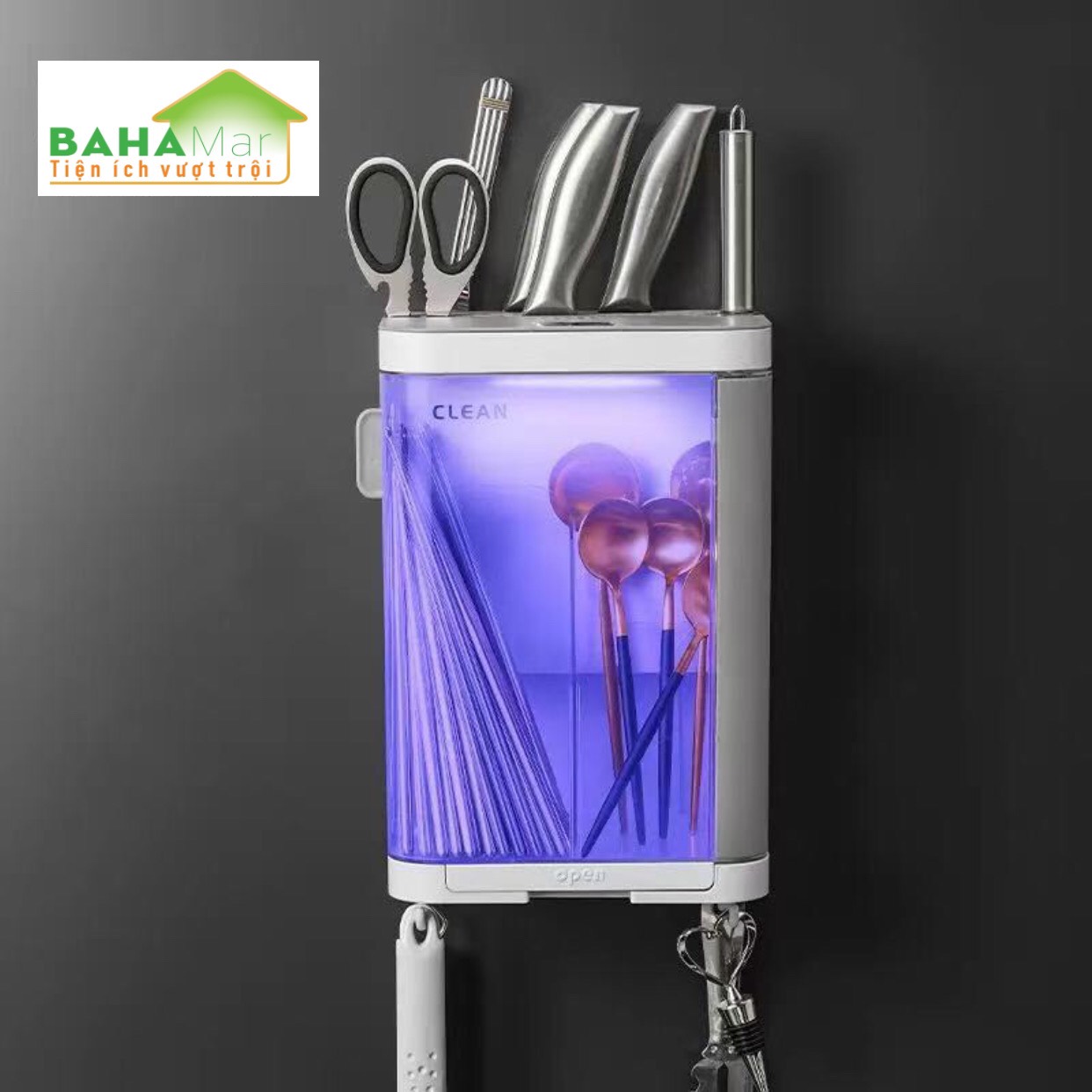 HỘP KHỬ TRÙNG UV CÓ GIÁ CẮM DAO VÀ HỘP ĐỰNG ĐŨA THÌA - TREO TƯỜNG KHÔNG CẦN KHOAN TƯỜNG "BAHAMAR"Có các hạt đèn khử trùng tia cực tím sâu UVC giúp khử trùng toàn diện hơn.