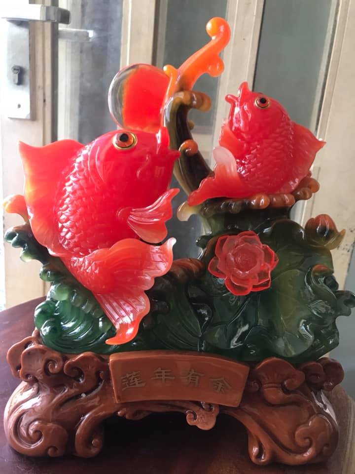 Tượng 2 Cá Chép Đỏ Ngồi Vẫy Đuôi đế gỗ có hoa sen đồng tiền ở trên may mắn tài lộc ý nghĩa có cá có tiền Size 36cm x đk 30cm x Sâu 17cm hợp mệnh hoả mệnh thổ ạ