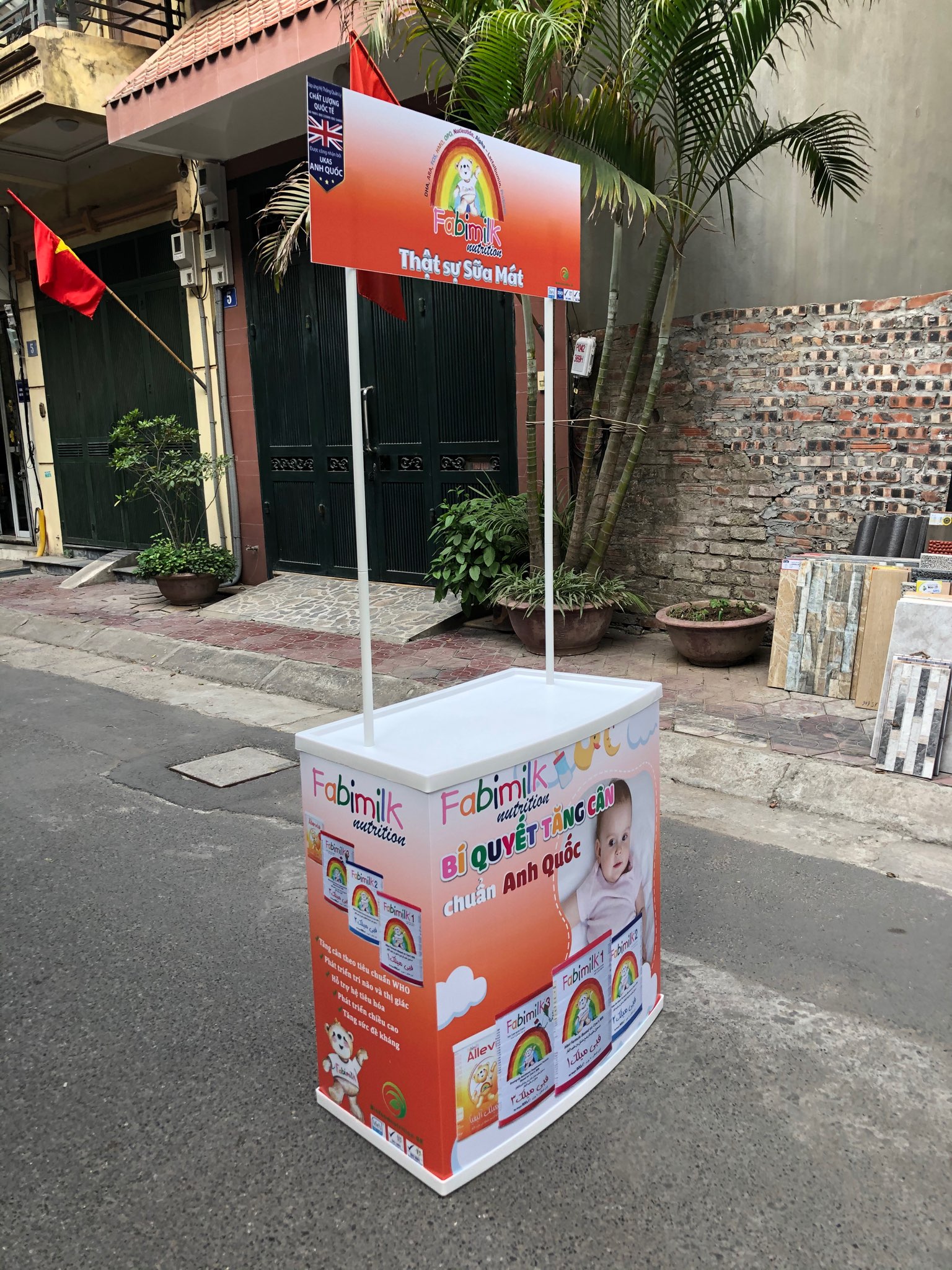 Quầy bán hàng sampling booth, promotion counter di động gấp xếp bằng nhựa