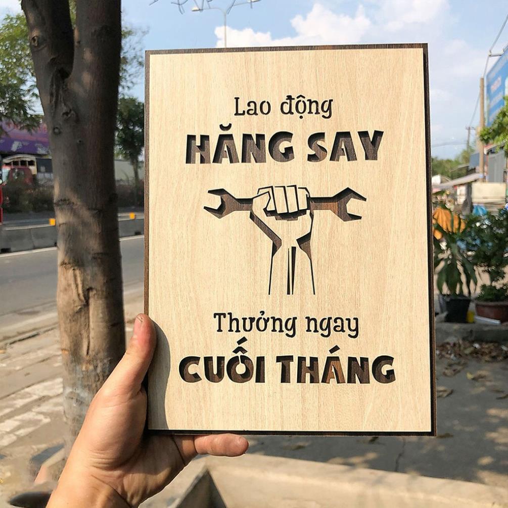 Tranh gỗ treo tường_Lao động hăng say thưởng ngay cuối tháng_CRN_01 . Kích thước 40.5x30cm