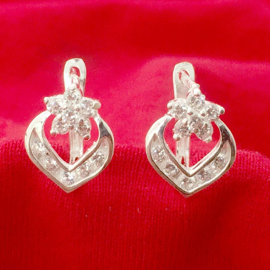 Bông tai nữ Bạc Quang Thản thiết kế kiểu đeo sát tai chất liệu bạc thật không xi mạ, phù hợp với mọi lứa tuổi