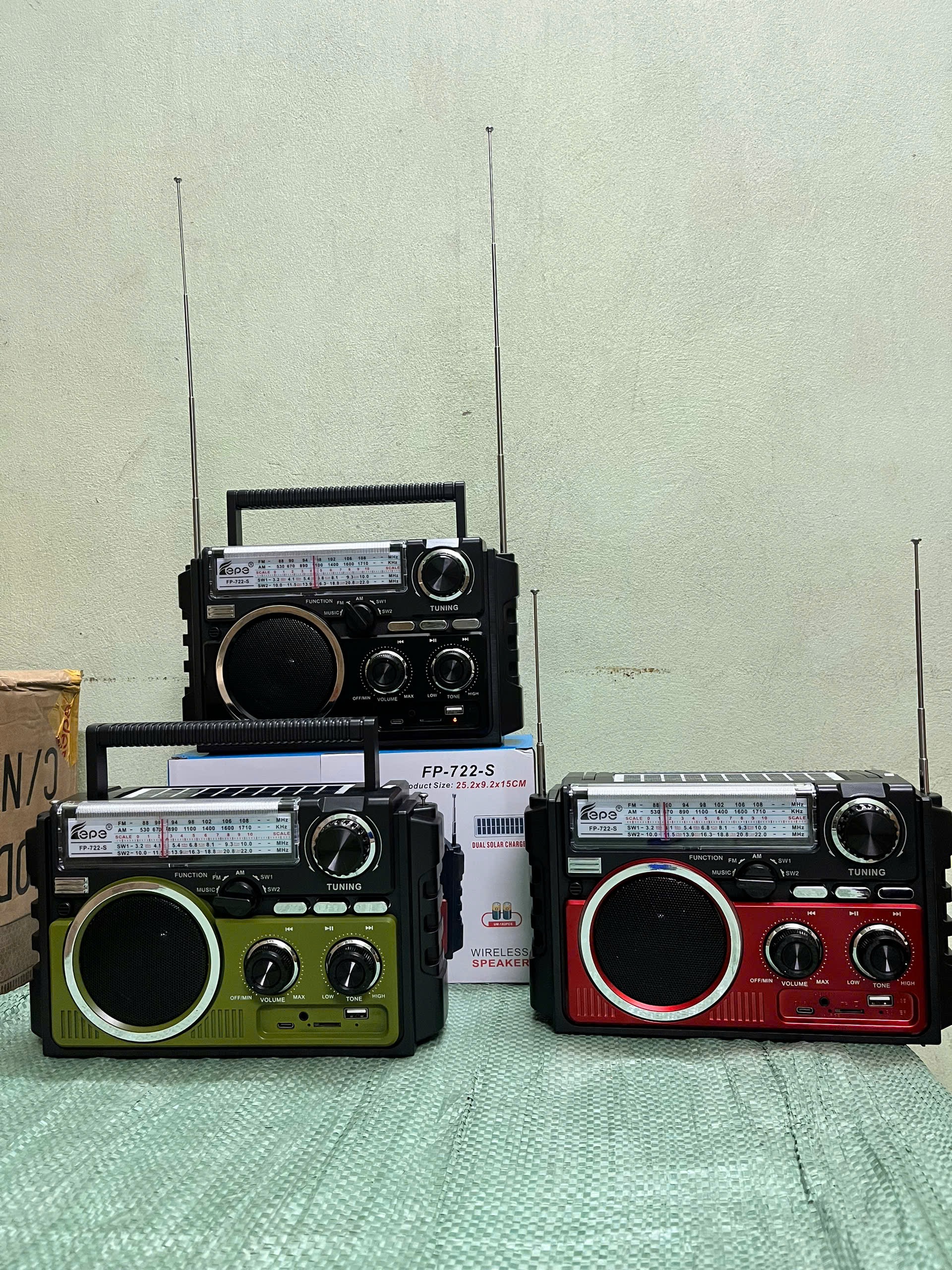 Đài FM Radio Nghe Nhạc FEPE FP-722-S Bluetooth-Sạc Năng Lượng Mặt Trời,Thiết Kế Cổ Điển Sang Trọng ,2 Ăn-Ten Bắt Sóng Mạnh Hỗ Trợ USB và Thẻ Nhớ- Hàng Chính Hãng