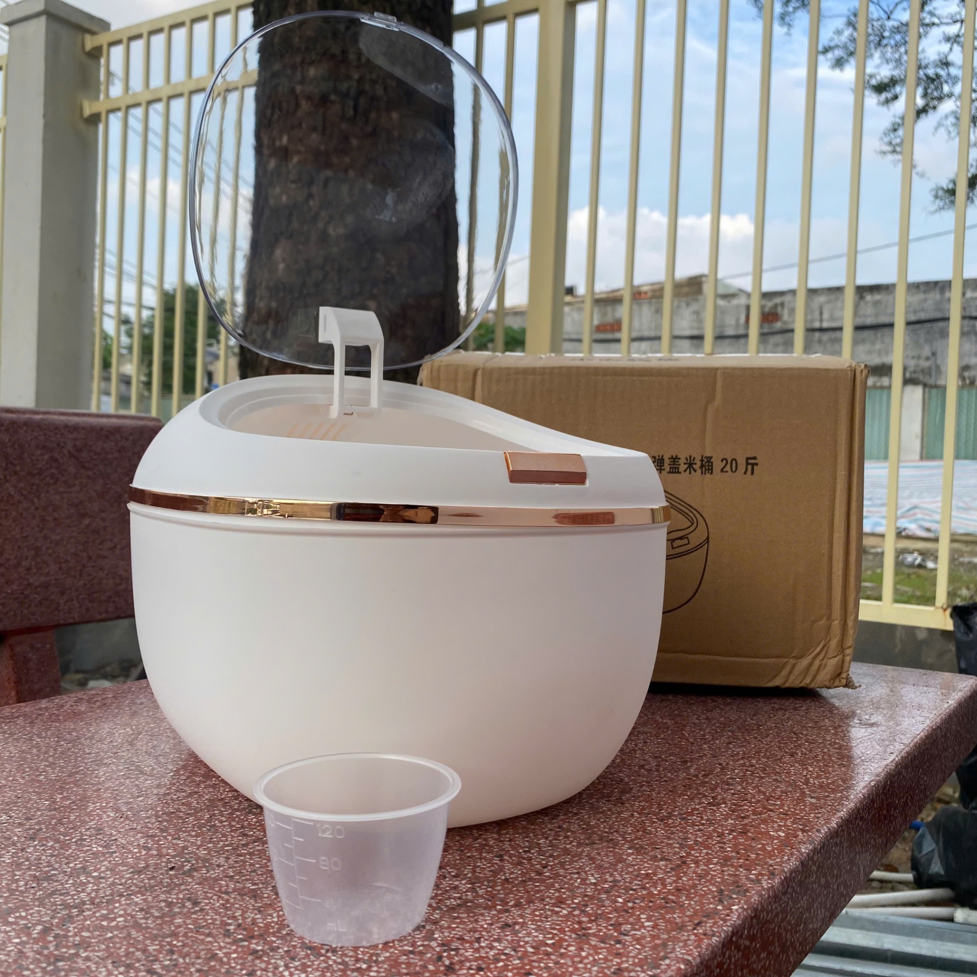 Thùng Đựng Gạo, Ngũ Cốc Hình Phi Thuyền 10L Giúp Bảo Quản Thực Phẩm An Toàn