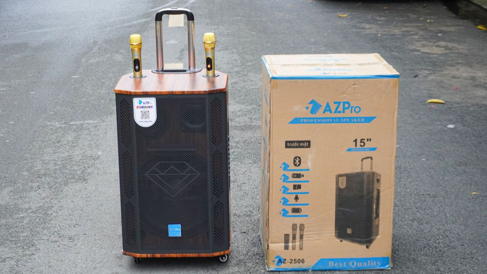 Loa kéo AZPro AZ-2506 - Loa kéo di động 3 đường tiếng bass 4 tấc - Tặng kèm 2 micro không dây - Chống hú tốt, Công suất cực lớn lên đến 1300W - Đầy đủ kết nối Bluetooth, AV, USB, SD card - Cổng 6.5 cắm micro ngoài - Âm thanh cực chuẩn