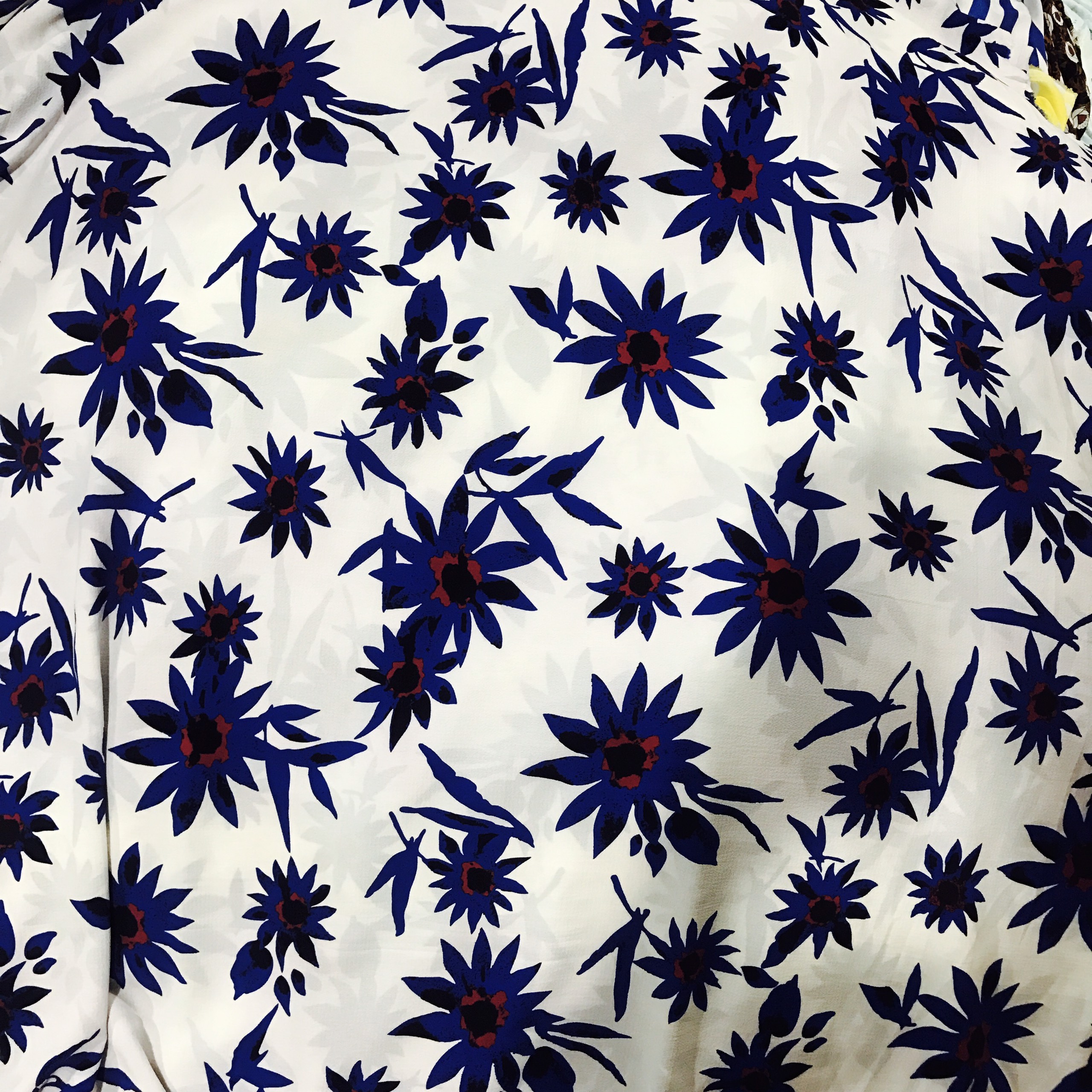 Vải cát Hàn mềm mịn co giãn 2 chiều họa tiết hoa cúc xanh nền trắng