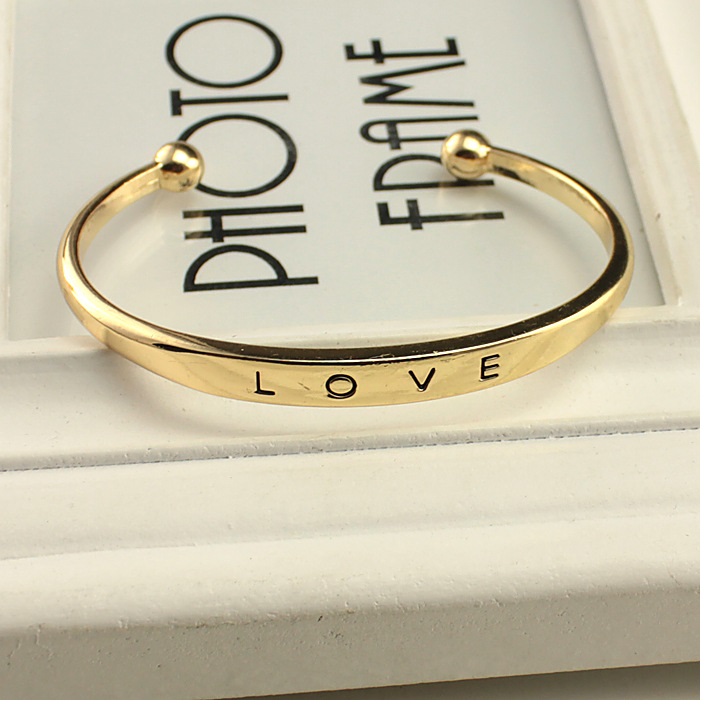 Vòng đeo tay chữ LOVE 3 màu xinh xắn