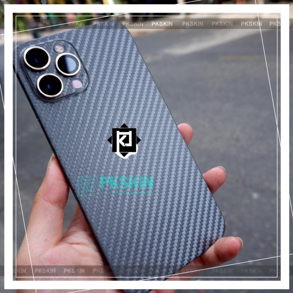 Miếng dán vân nổi carbon dành cho iPhone 12 ,12 pro ,12 pro max ,12 mini , iphone 13 ,13 pro , 13 pro max
