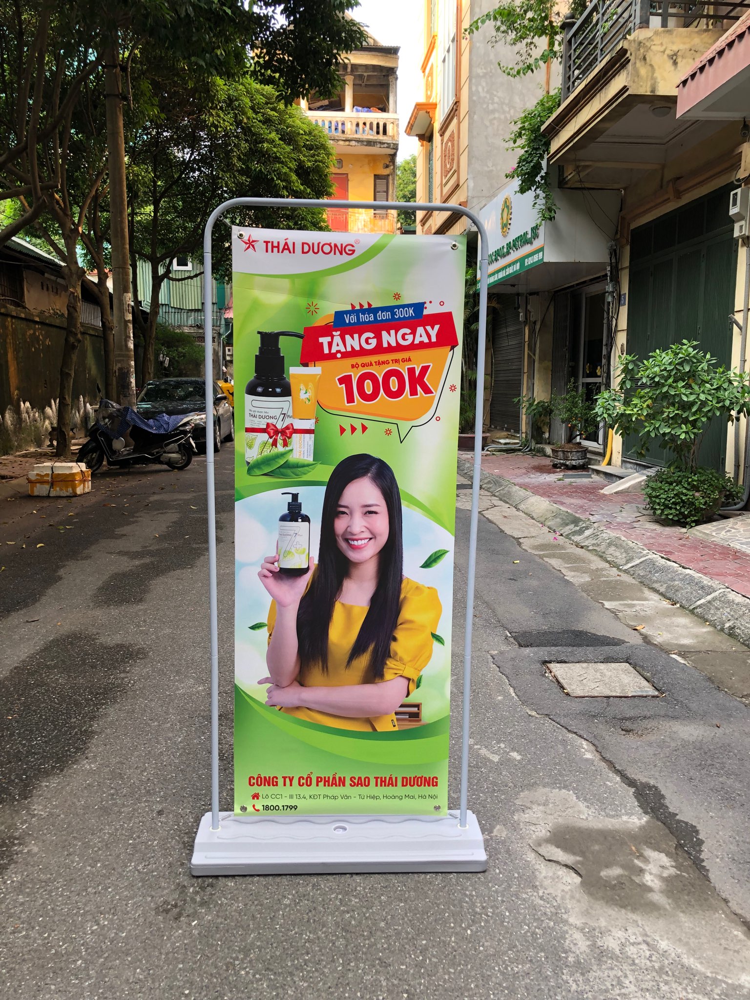 Khung standee ngoài trời treo banner quảng cáo chân đế nước kiểu cửa  60x160 cm hoặc 80x180cm