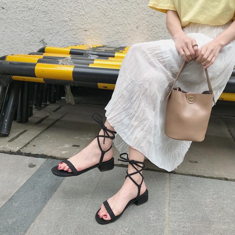 Giày nữ đế thô thiết kế phối dây hợp thời trang