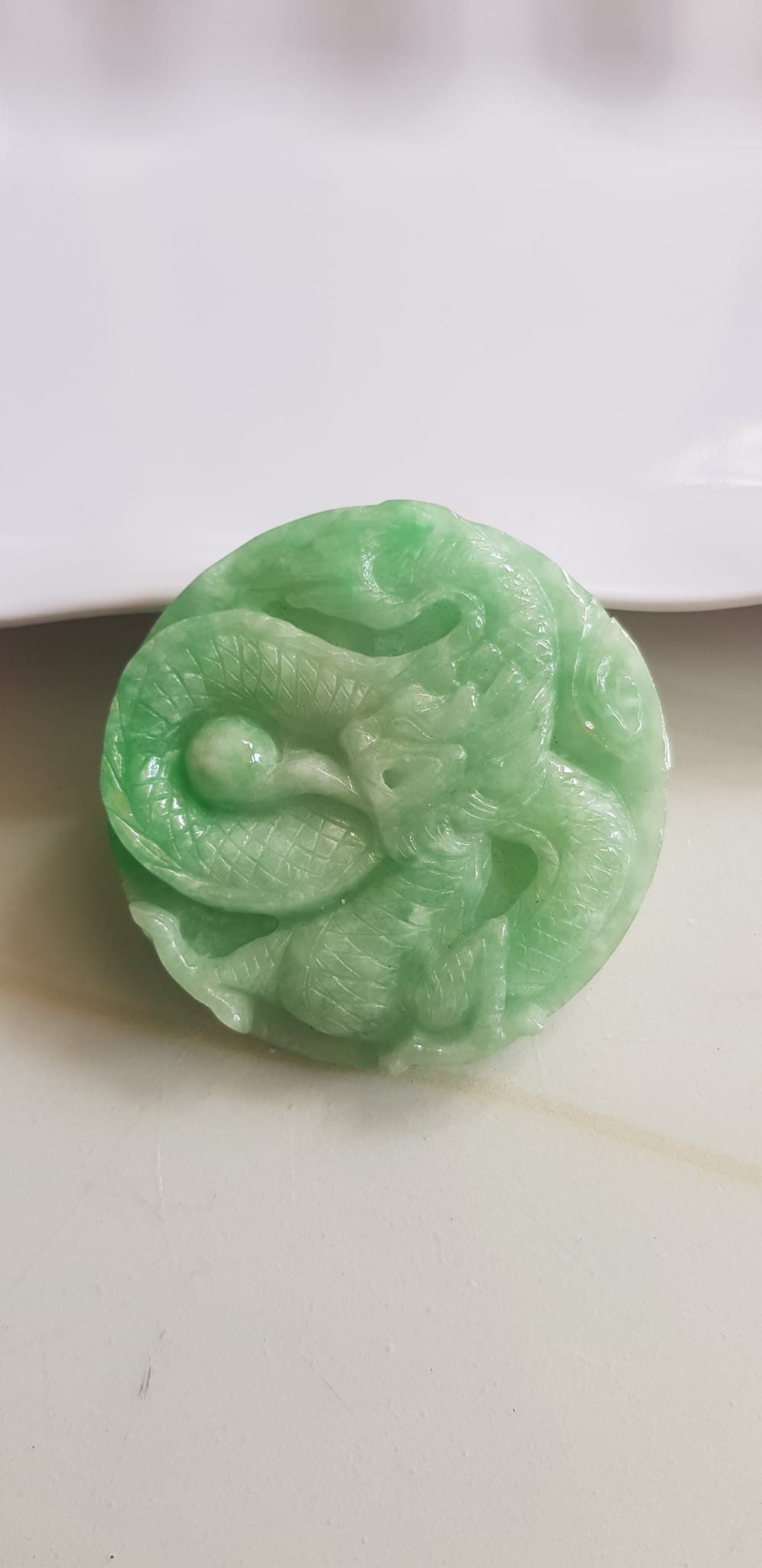 Mặt dây chuyền Nam to trạm rồng lượn nổi nhả ngọc đá ngọc cẩm thạch tự nhiên Size tròn to đường kính 53mm x dầy 6mm Màu xanh Ngọc Tươi bóng đẹp lắm luôn nam bọc vàng đeo với dây chuyền của mình thiệt đẹp lắm luôn nha ạ