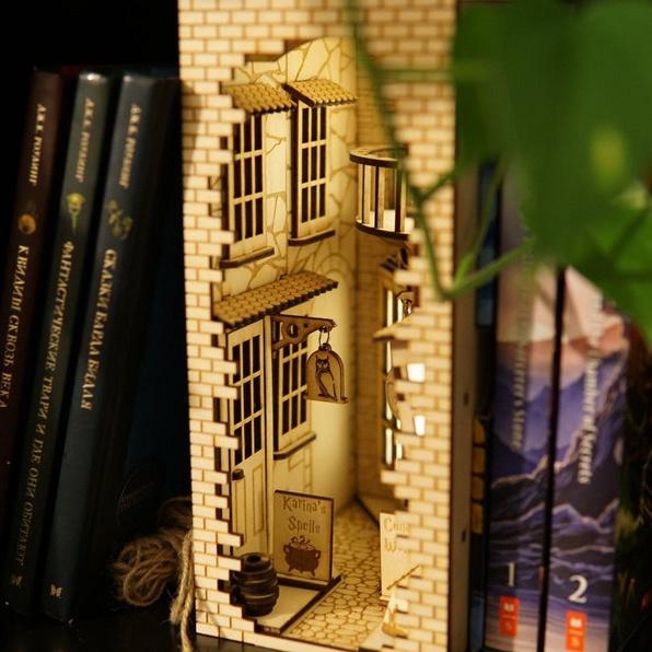 Harry Potter Mô hình Lắp ráp Hẻm Xéo II Mẫu mới - Hộp chặn sách gỗ thơm có đèn trang trí tết cho năm mới 2022