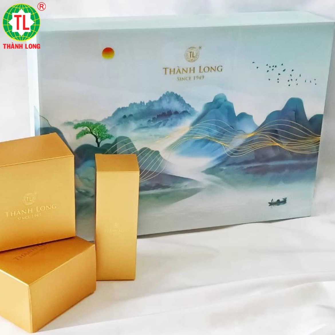 Bộ hộp Bánh trung thu cao cấp tráng gương Hoàng Kim 4 bánh 2 trứng 220g - Thành Long - 880g - tặng 1 hộp trà - VIỆT NAM