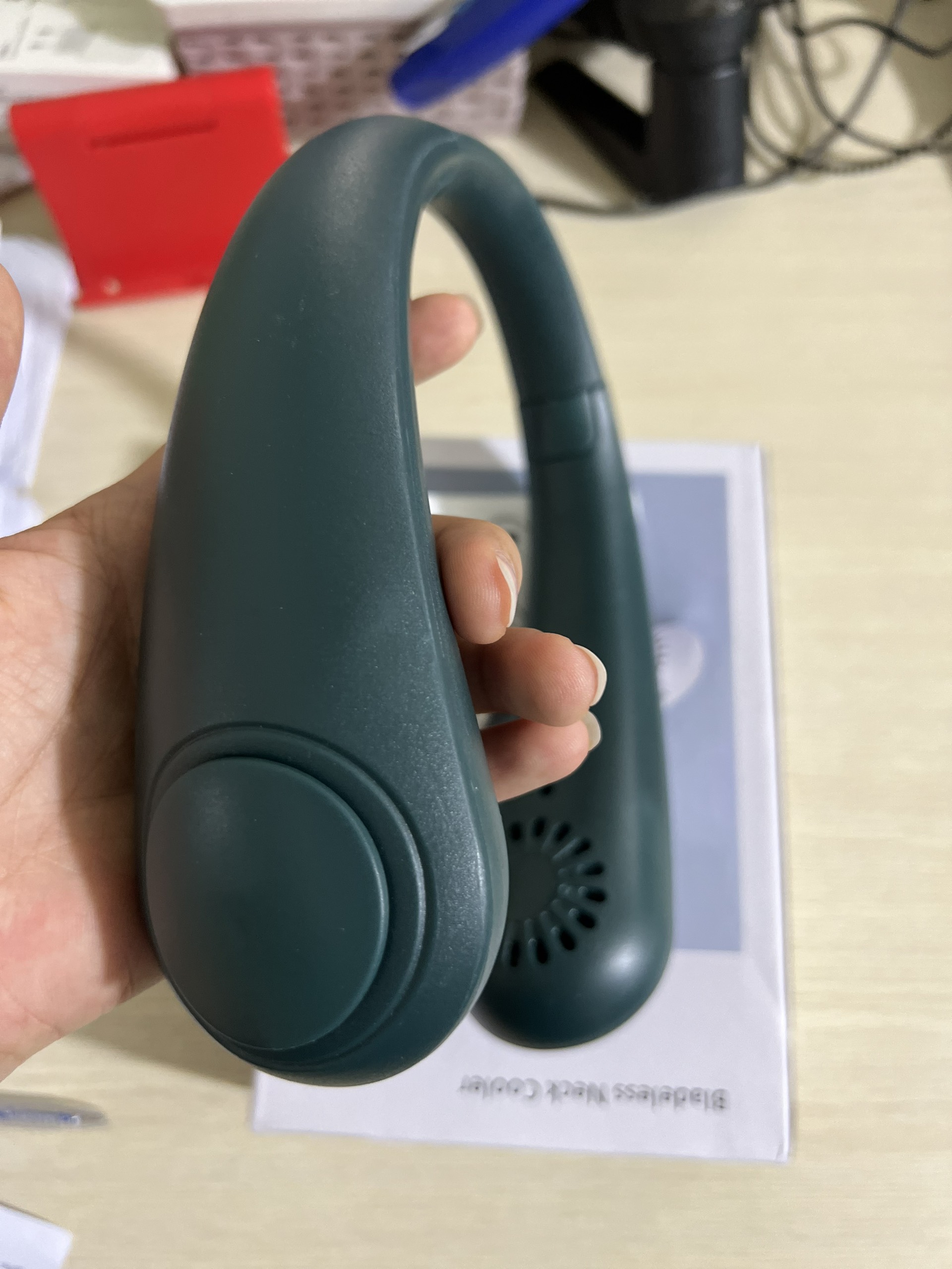 Quạt đeo cổ mini không cánh tích điện thông minh tiện lợi, thời trang, dáng thể thao