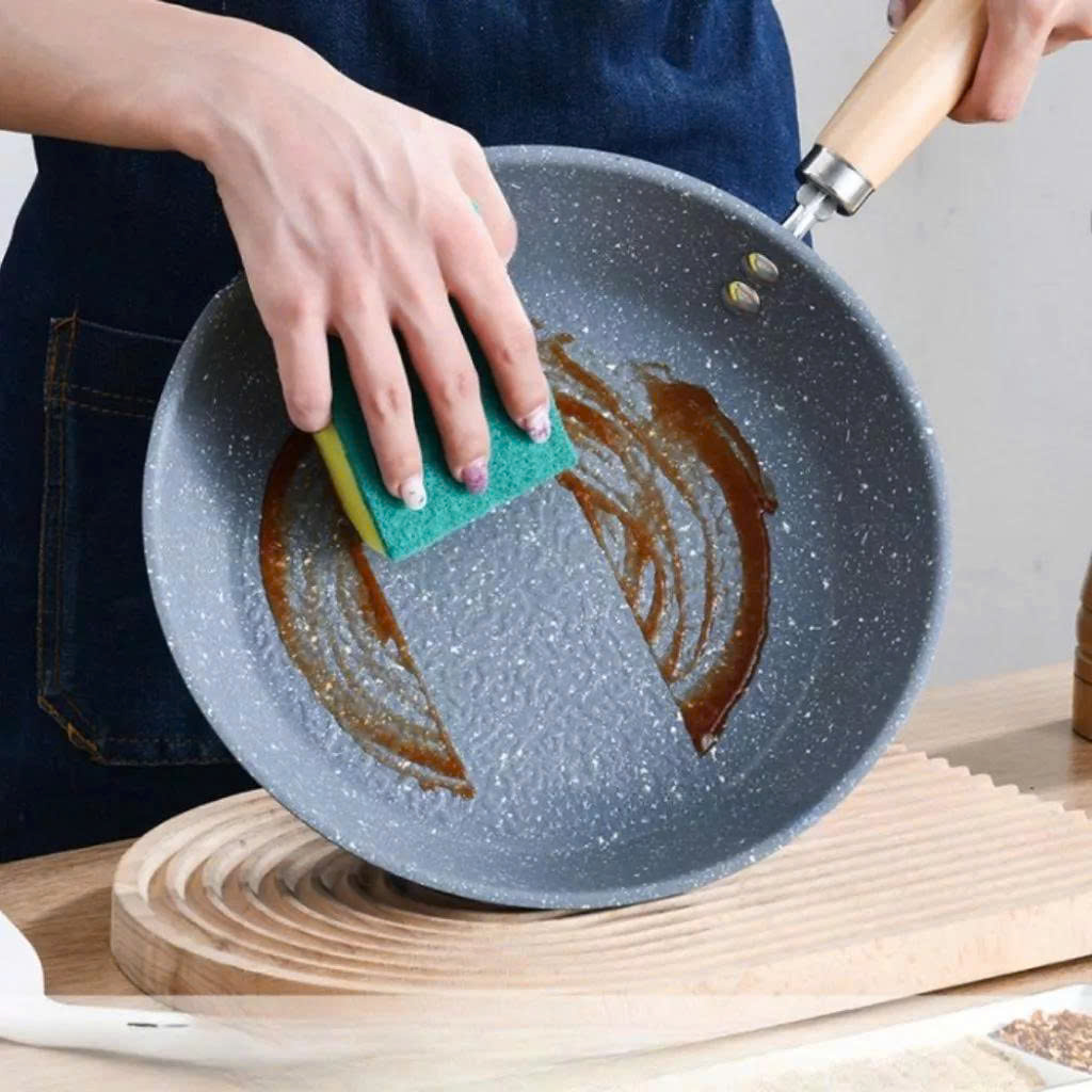Chảo Chiên Đáy Nông Vân Đá 25cm Tay Cầm Gỗ Chảo Chống Dính Dễ Lau Chùi, Phù Hợp Mọi Loại Bếp Dẫn Nhiệt Đều Và Nhanh