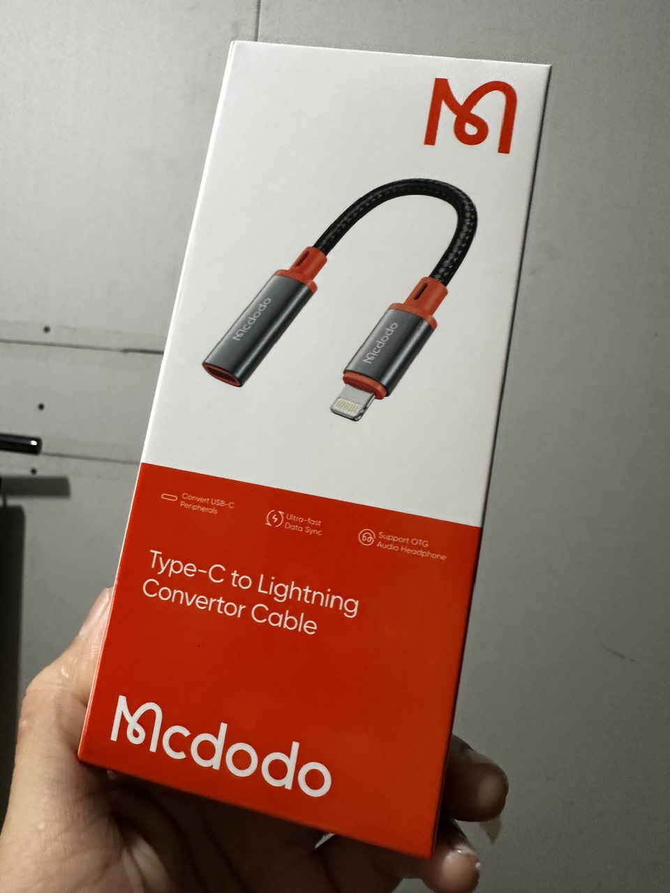Cáp chuyển đổi âm thanh và cáp sạc (L to C) dùng cho dây sạc, tai nghe Type C và micro thu âm Type C MCdodo CA144 _ hàng chính hãng