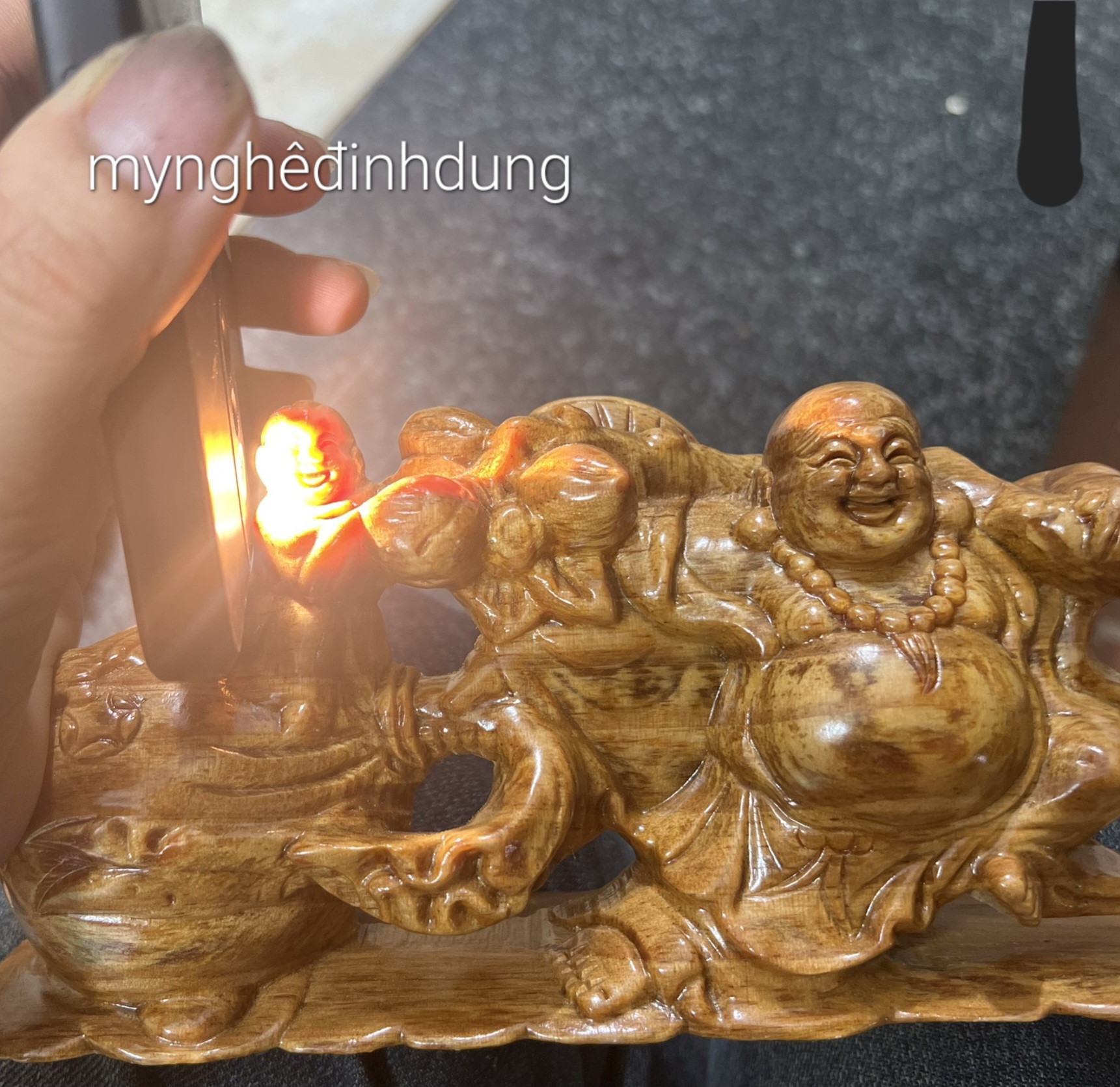 Tượng phật di lặc kéo bao vàng để ôtô bàn học bàn làm việc...bằng gỗ huyết long kt 20×10×7cm
