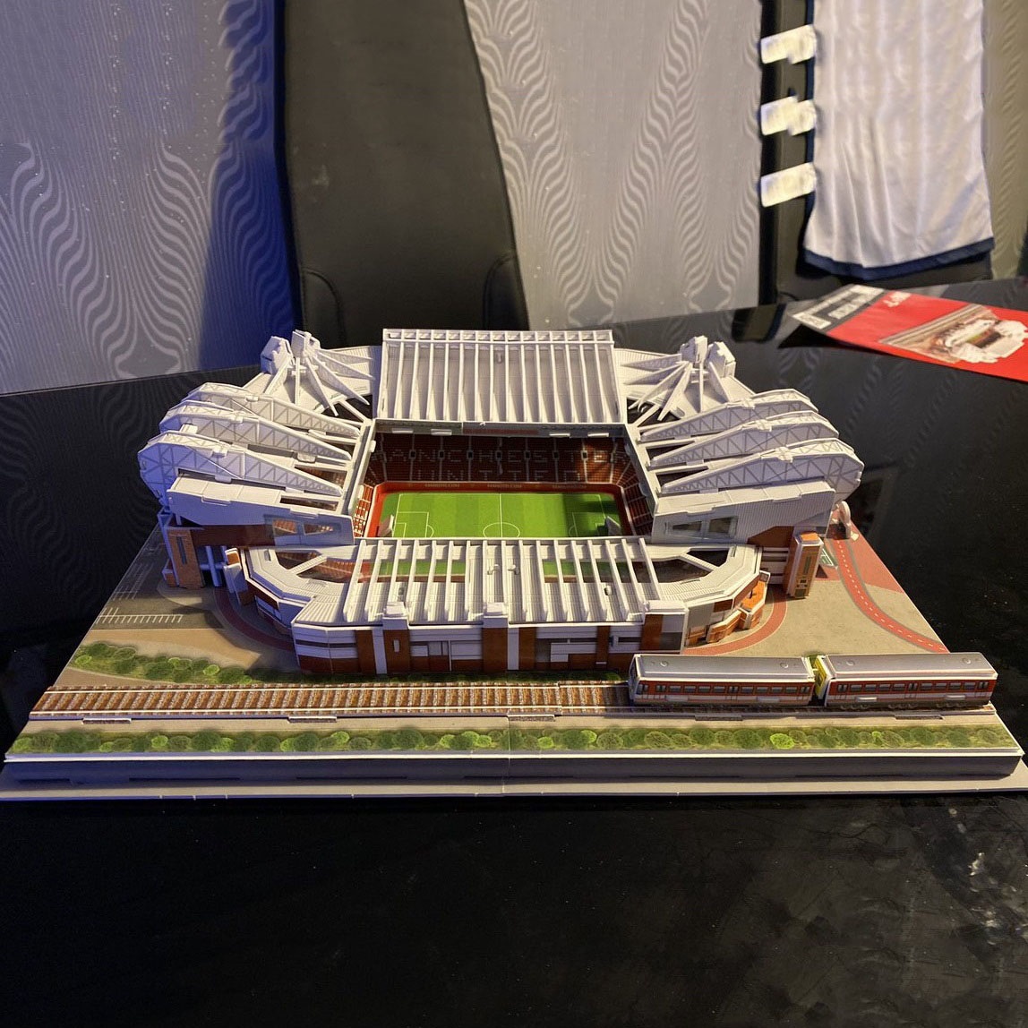 Đồ chơi lắp ráp Giấy 3D Mô hình Sân vận động Old Trafford Manchester United Kèm đèn LED