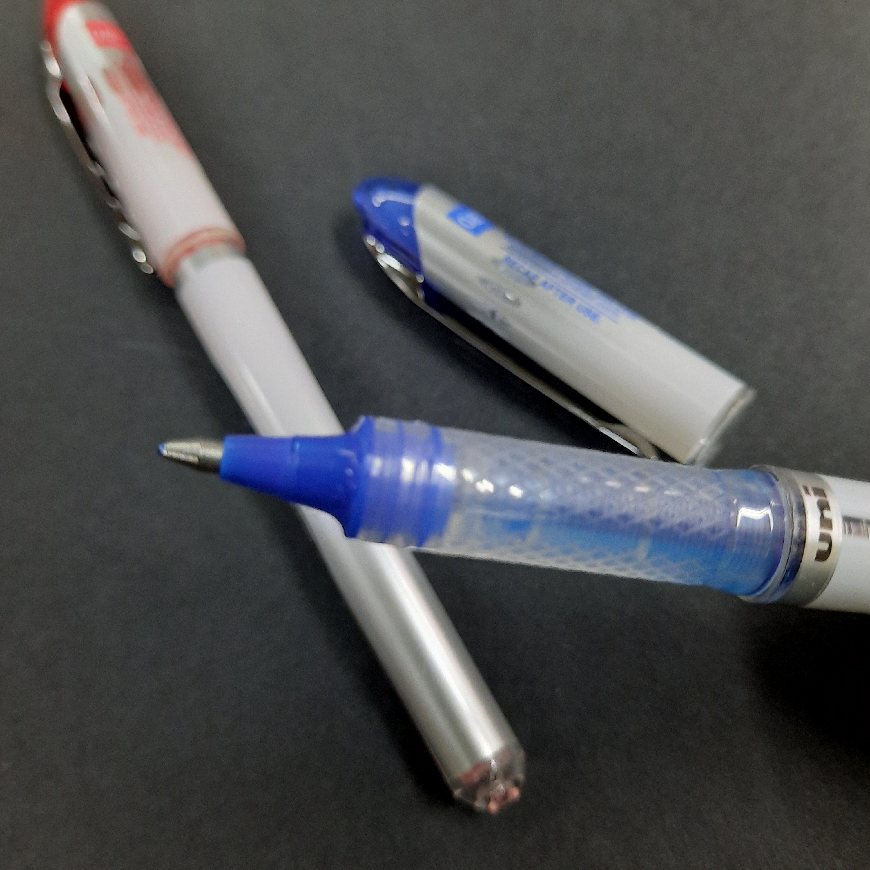 Bút nước uni-ball UB 200 ngòi 0.8mm.