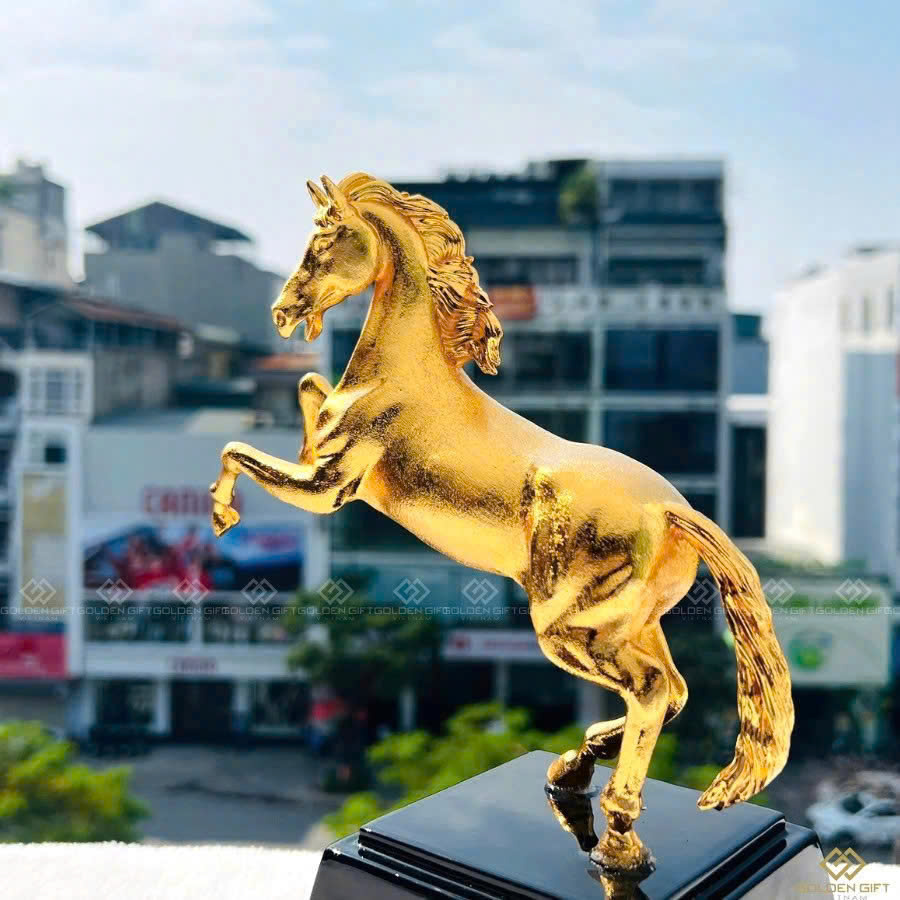 Tượng ngựa vàng chiến thắng