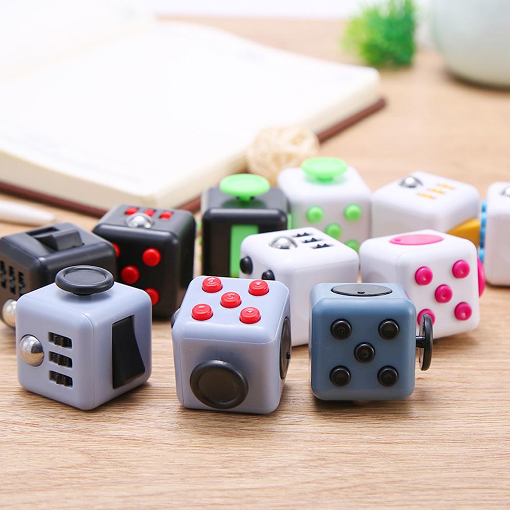 Khối lập phương ma thuật có sáu bề mặt xí ngầu để chơi các ngón tay khác nhau