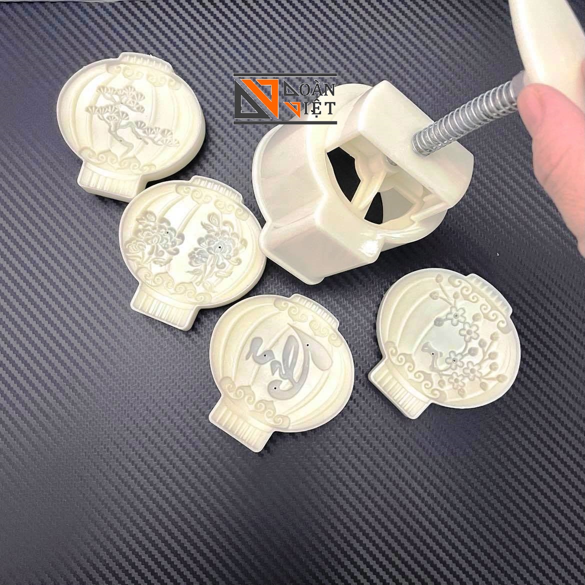 Khuôn Trung Thu 3D SIÊU SẮC NÉT - Hình LÒNG ĐÈN - 4 MẶT khuôn 150g - MẪU MỚI. Dụng cụ làm bánh TRUNG THU Khuôn nhấn có lò xo TIỆN LỢI. Dụng cụ làm bánh NƯỚNG, chuyên tạo định hình bánh CHUYÊN NGHIỆP