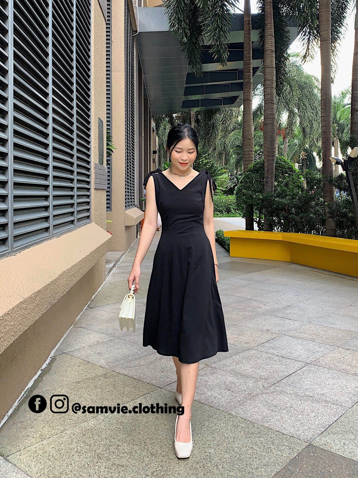 Đầm đen sát nách cổ tim Samvie