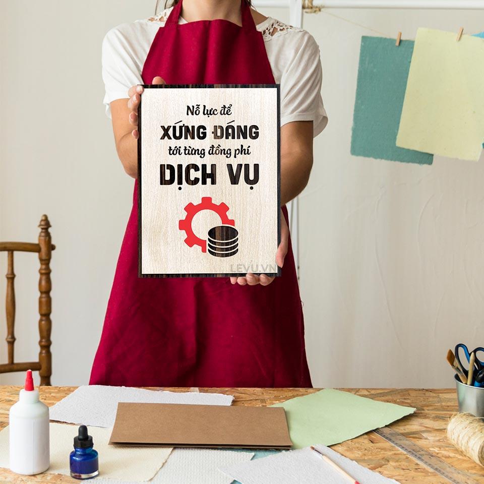 Tranh khẩu hiệu văn phòng LEVU LV087 "Luôn nỗ lực xứng đáng với từng đồng phí dịch vụ"