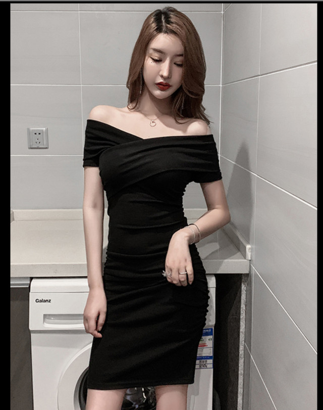 Đầm đen dáng ôm hở vai