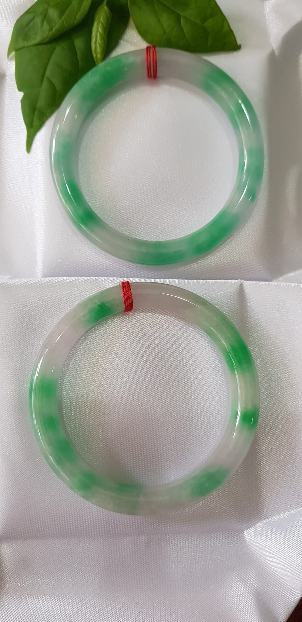 ️Vòng tay nữ đá Cẩm Thạch tự nhiên mới TR LÝ IC 52mm x chột 8mm vòng màu xanh trắng đều đẹp nữ 50kg - 54kg đeo ạ