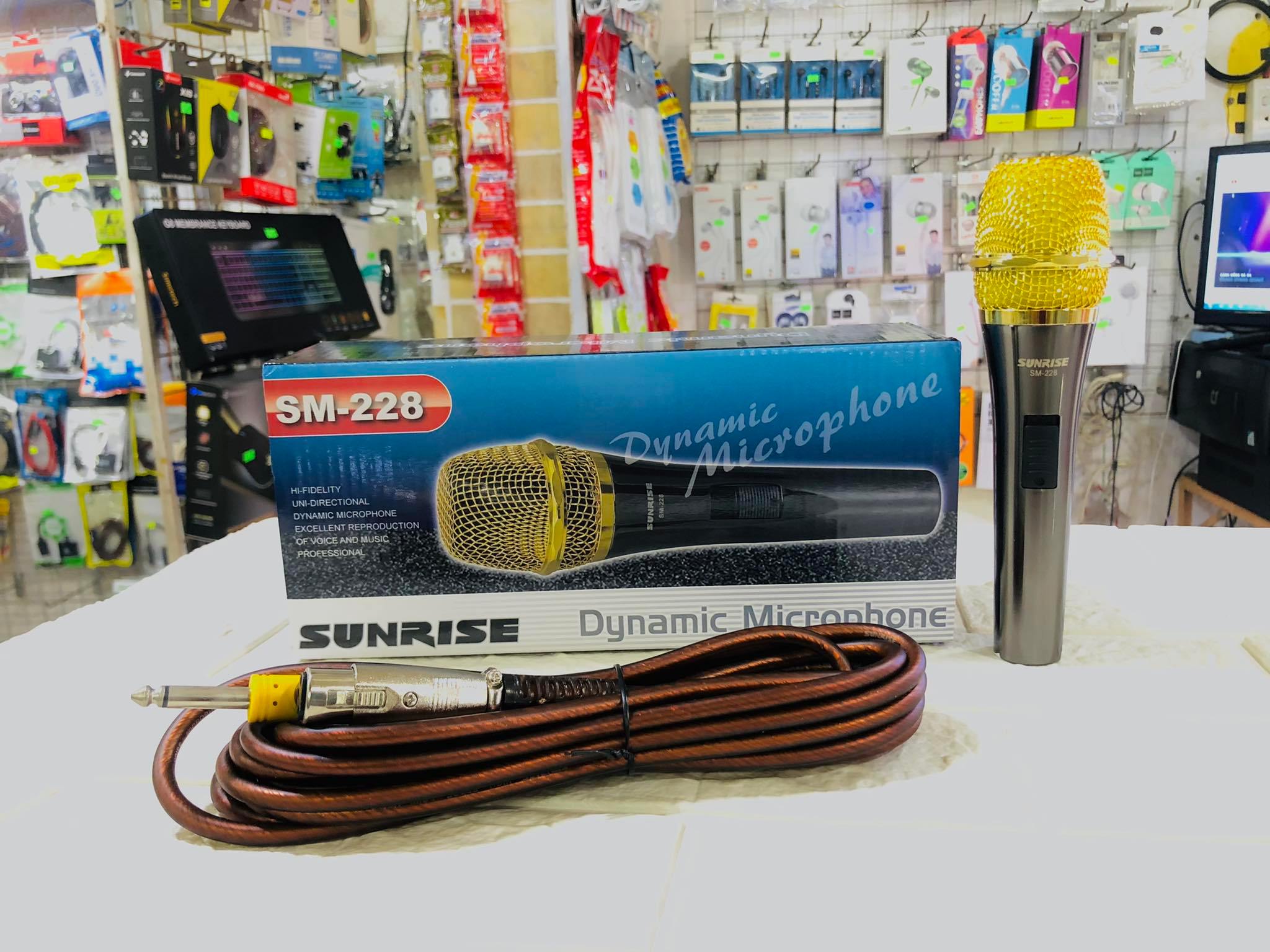 MICRO KARAOKE SUNRISE SM-228 CÓ DÂY,CHỐNG HÚ TỐT,CỰC HÚT TIẾNG - HÀNG CHÍNH HÃNG