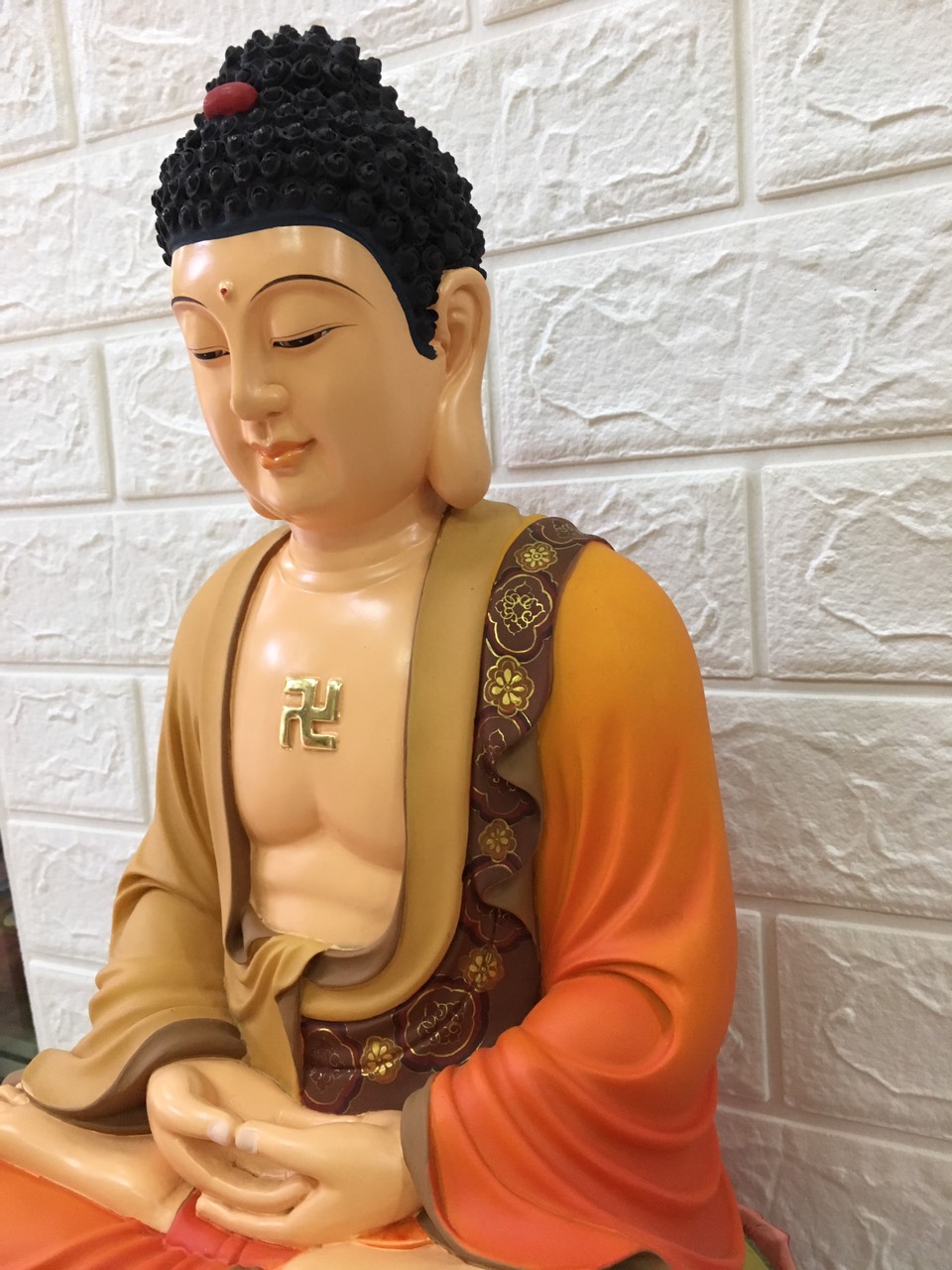 Tượng Phật Thích Ca đế sen hồng