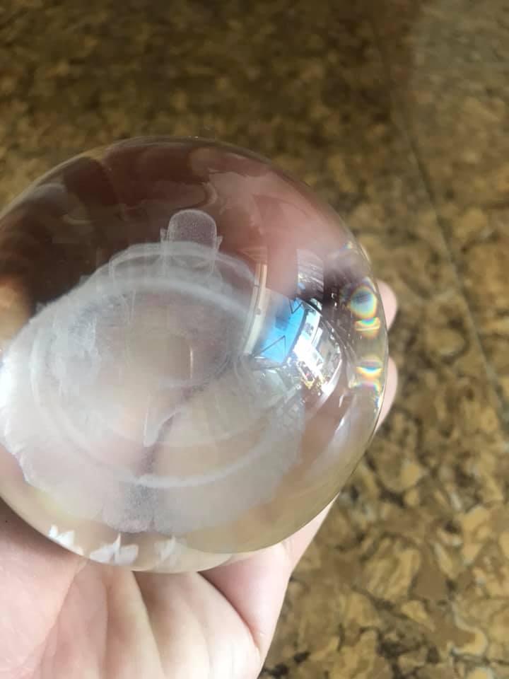 VIÊN BI TRẮNG NHỎ 10CM HÌNH PHẬT DI LẶC NGỒI BÊN TRONG VIÊN BI ĐẸP ĐỂ BÀN