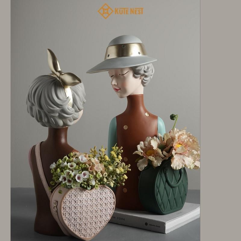 Tượng trang trí hình cô gái với giỏ xách, tượng décor phòng khách bằng nhựa Polyresin - Phong cách Châu Âu– Có 2 màu lựa chọn - KT dài 20 x cao 38