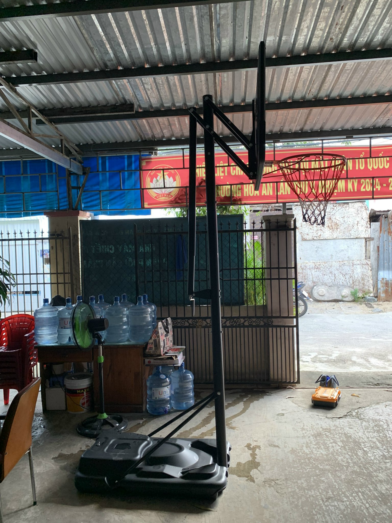 Trụ bóng rổ S021 (có tay quay tăng chỉnh), trụ bóng rổ điều chỉnh từ 230 đến 305 cm, an toàn phù hợp cho người lớn và trẻ em