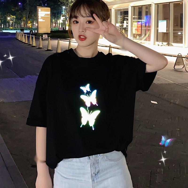 Áo thun nữ tay ngắn dáng rộng in hình bướm phản quang