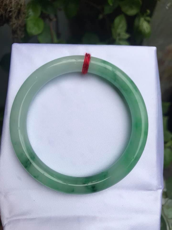VÒNG ĐÁ CẨM THẠCH TỰ NHIÊN MÀU TRẮNG XANH LÁ NHẸ BÓNG LÝ SƠN THỦY 50MM ĐẸP NỮ 50KG ĐẾ 60KG ĐEO ĐẸP TAY