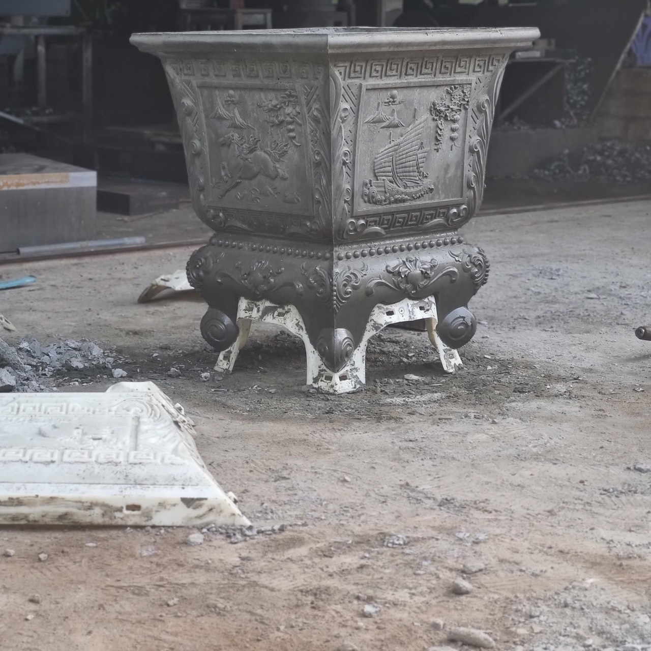 Khuôn đúc chậu vuông rộng 55 cao 62 cm siêu dày dặn