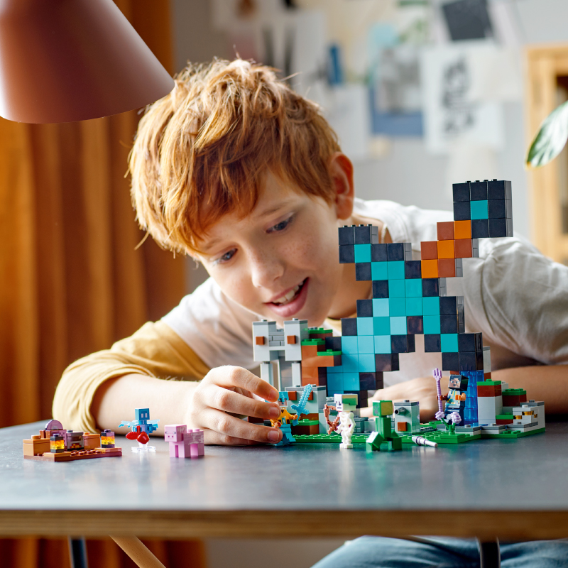 Đồ Chơi Lắp Ráp LEGO Minecraft Tiền Đồn Cất Giữ Kiếm Kim Cương 21244 (427 chi tiết)