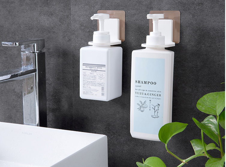 MÓC DÁN TƯỜNG TREO BÌNH NƯỚC RỬA TAY, DẦU GỘI, SỮA TẮM CÓ VÒI XỊT SIÊU CHẮC