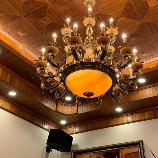 Đèn chùm đồng 18 tay phù hợp trần gỗ cao cấp phòng khách DQM