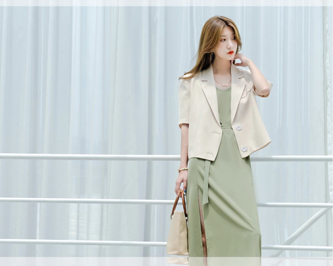 Áo Khoác Blazer Nữ Cổ Vest Chất Tuyết Mưa Cao Cấp Hàng Thiết Kế Tay Lỡ Dáng Croptop Phong Cách Thời Trang Hàn Quốc Mặc Đi Chơi Dạo Phố Du Lịch