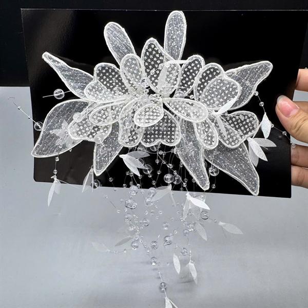 Cài tóc cô dâu hoa trắng nhũ ốp sau dây tua rua