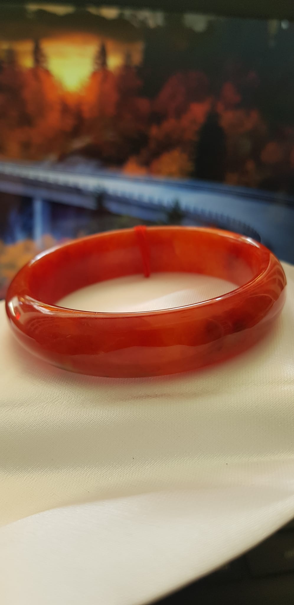 Vòng tay phong thuỷ Đá Cẩm Thạch mới Bản Hẹ Đỏ 58mm x cao 15mm x dầy 7mm Vòng màu đỏ cam tươi bóng đẹp chuẩn hợp nữ mệnh hỏa mệnh thổ Nữ nặng 56kg - 66kg đeo đẹp ạ