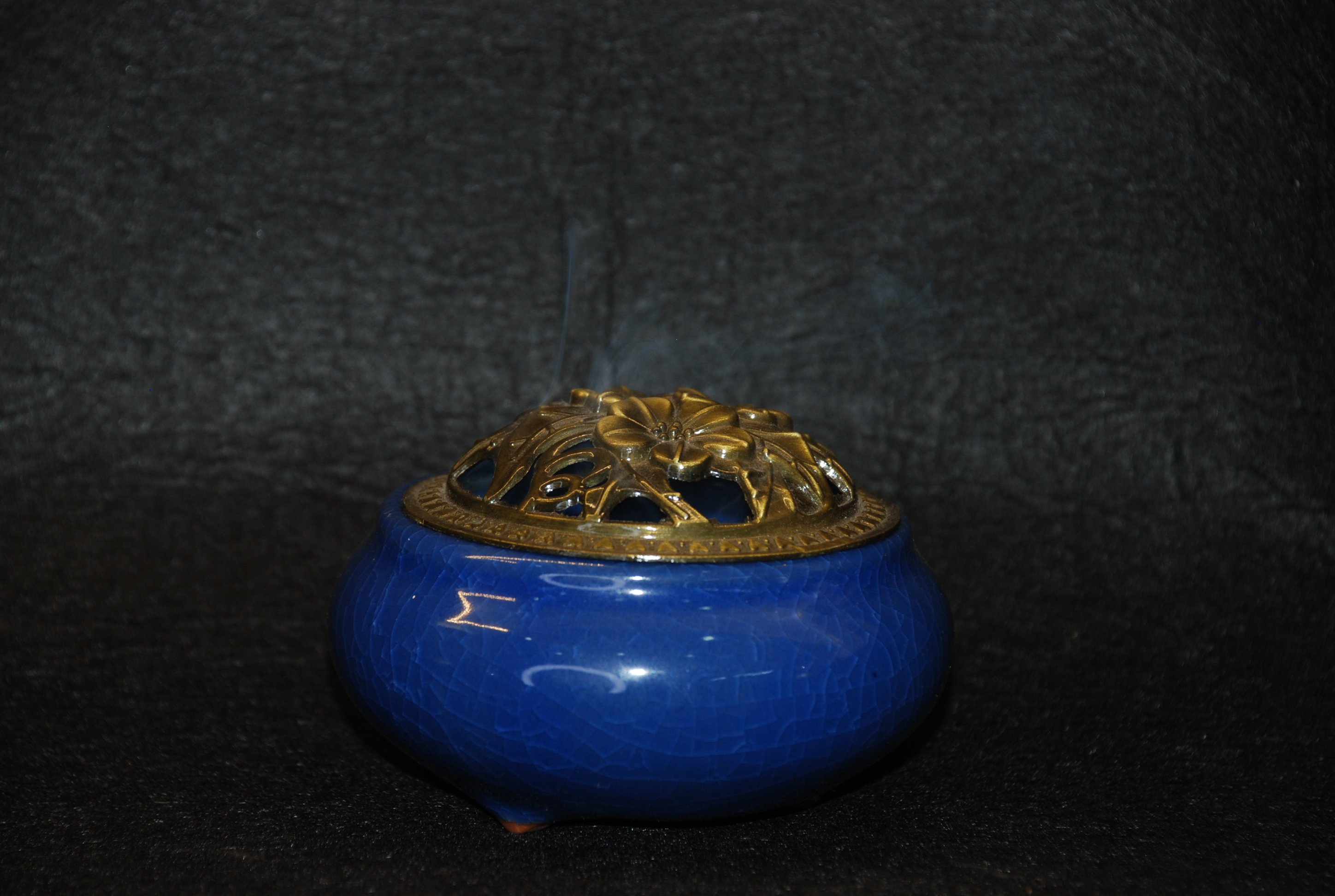 Xông trầm sứ