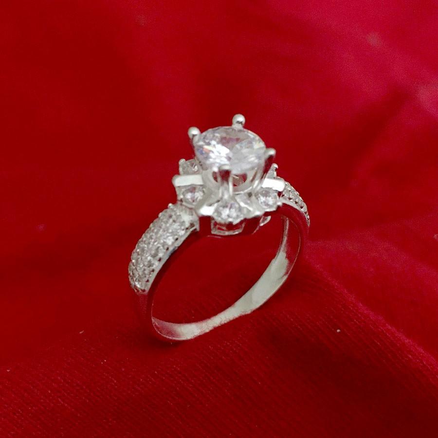 Nhẫn nữ Bạc Quang Thản ổ cao gắn kim cương nhân tạo chất liệu bạc ta - QTNU19