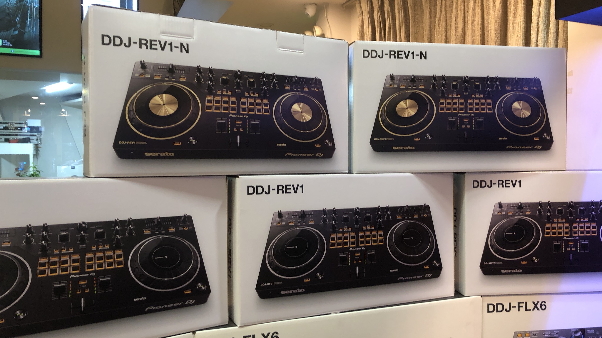 Máy DJ Controller 2 kênh sử dụng Serato DJ DDJ REV1 phiên bản viền vàng Pioneer - Hàng chính hãng