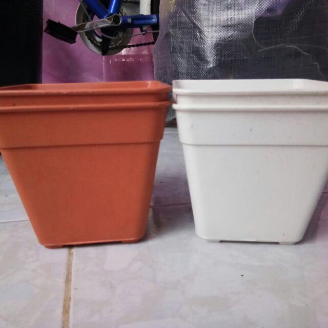 Chậu nhựa cứng vuông